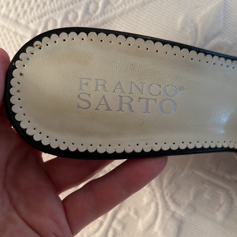 FRANCO SARTO ECRU AND BLACK LEATHER MULES WITH ECRU SUEDE FLOWER ADORNMENT - Picture 7 of 7